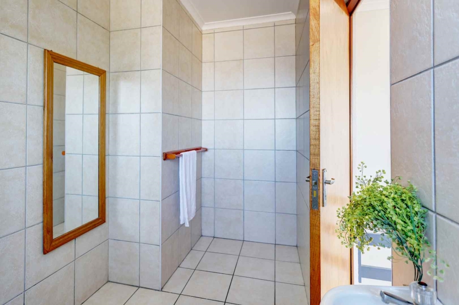 To Let 3 Bedroom Property for Rent in Loevenstein Western Cape